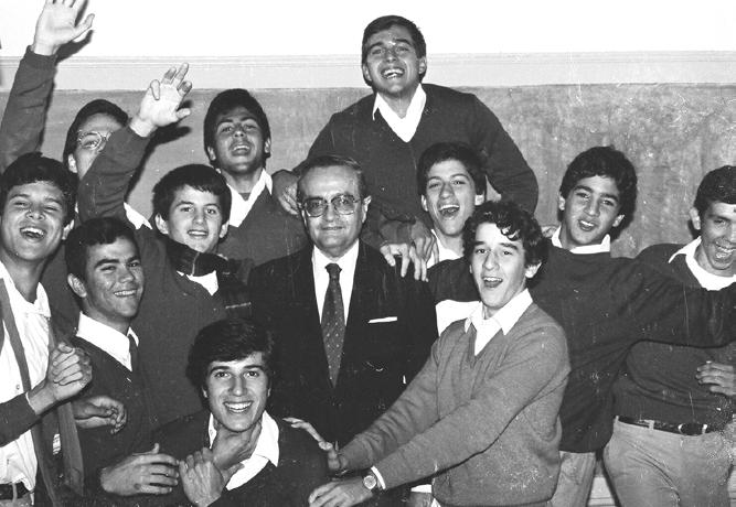 El Prof. Jerónimo Irala Burgos y alumnos del Colegio San José